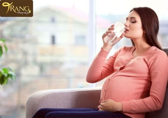 Mẹ bầu nên uống nước như thế nào