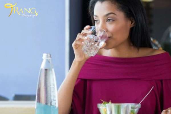 Tại sao không nên uống nước khi ăn